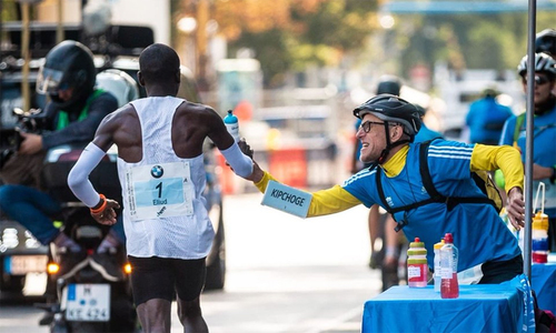 tiep nuoc kipchoge su kien breaking 2 tiep nuoc kipchoge su kien breaking 2